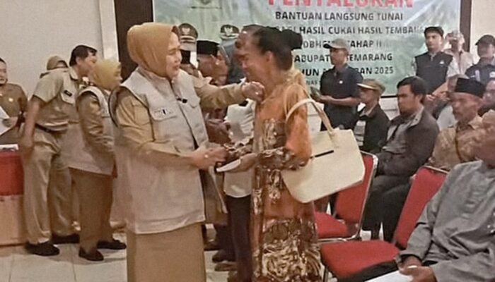 Salurkan Bansos Tunai DBHCHT Tahap II, Wabup Semarang: Jangan Buat Beli Skincare