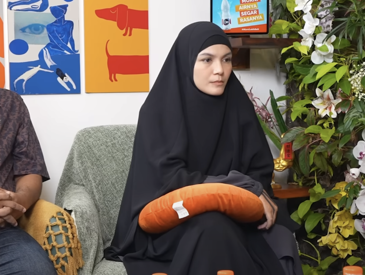 Aktris Nadya Almira dalam podcast Denny Sumargo, baru-baru ini. (YouTube/Curhat Bang Denny Sumargo)