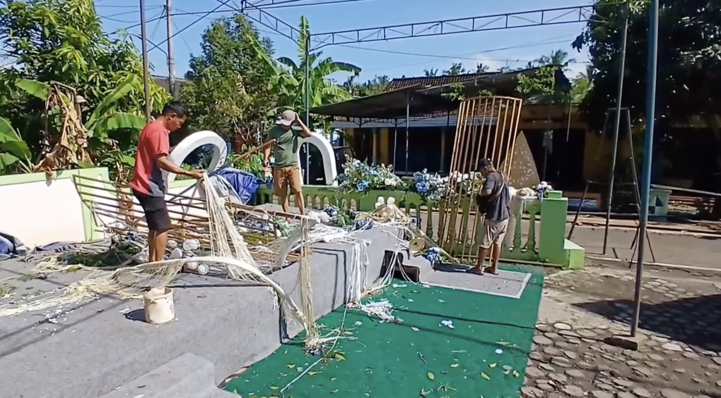 pernikahan warga diterjang hujan angin lebat