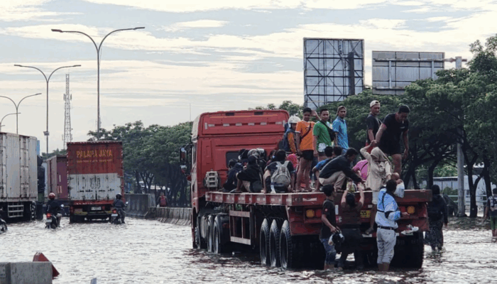 Banjir Masih Genangi Pantura Semarang Pagi Ini, Polisi Imbau Pengguna Jalan Lewat Rute Alternatif