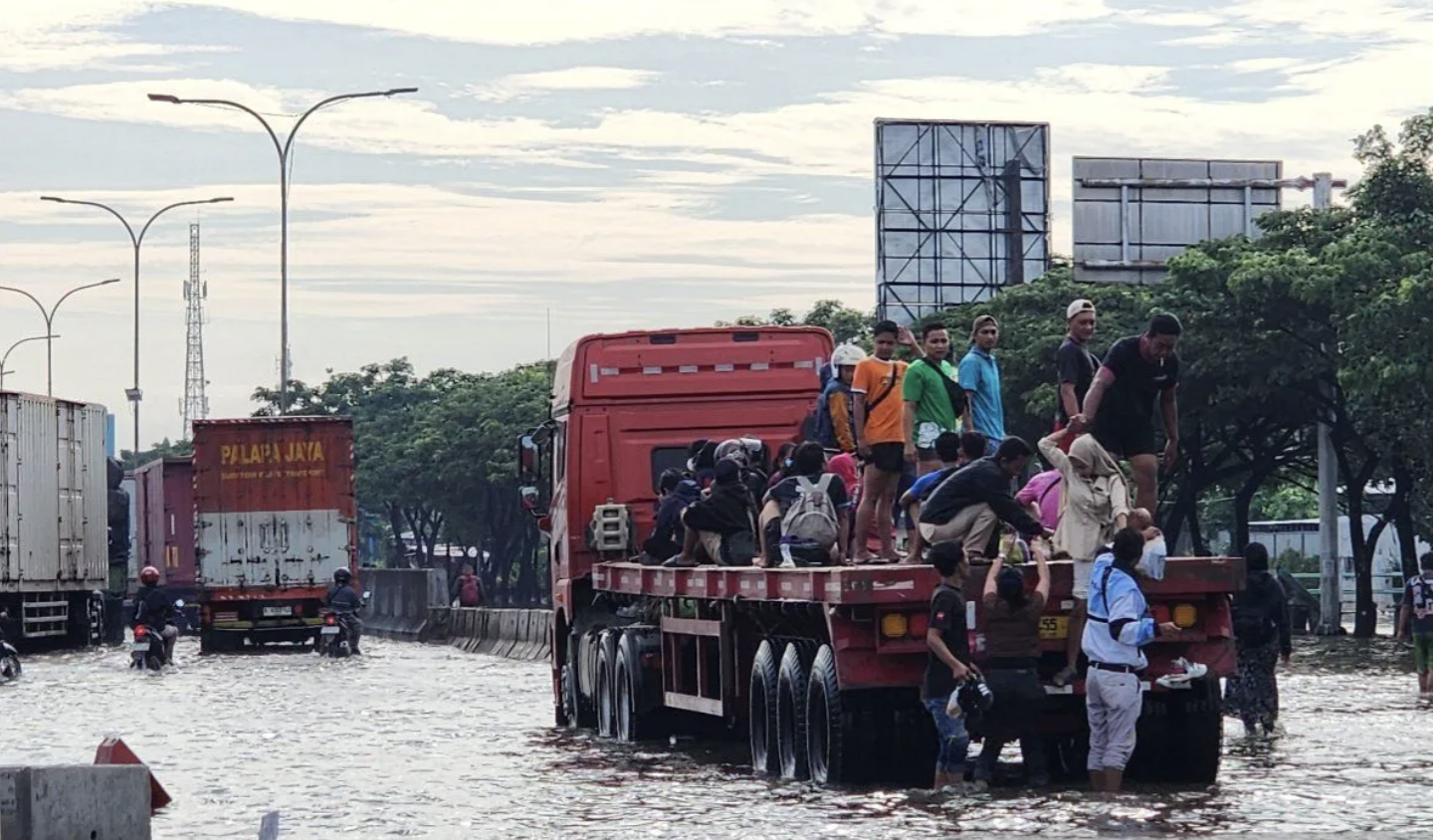 Kondisi Jalan Kaligawe, Kota Semarang, Kamis 23 Oktober 2025. (ant)