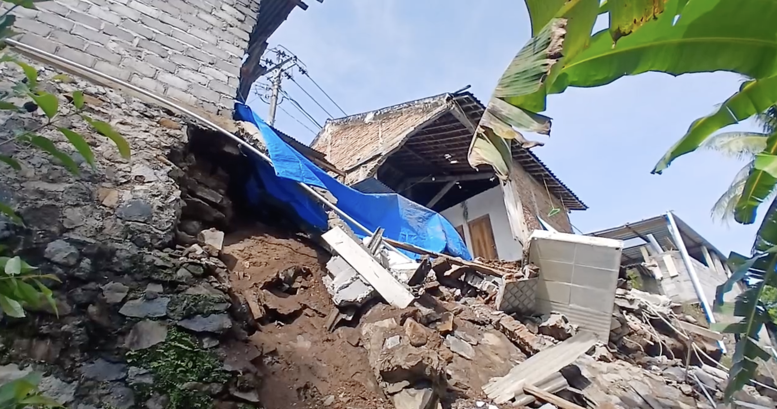 talud milik warga semarang longsor karena hujan