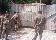Ganggu Akses Warga, Satpol PP Bongkar Pagar Seng di tengah Jalan Perumahan Sinar Waluyo Semarang