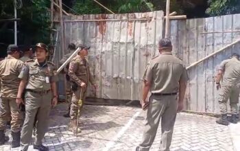 Ganggu Akses Warga, Satpol PP Bongkar Pagar Seng di tengah Jalan Perumahan Sinar Waluyo Semarang