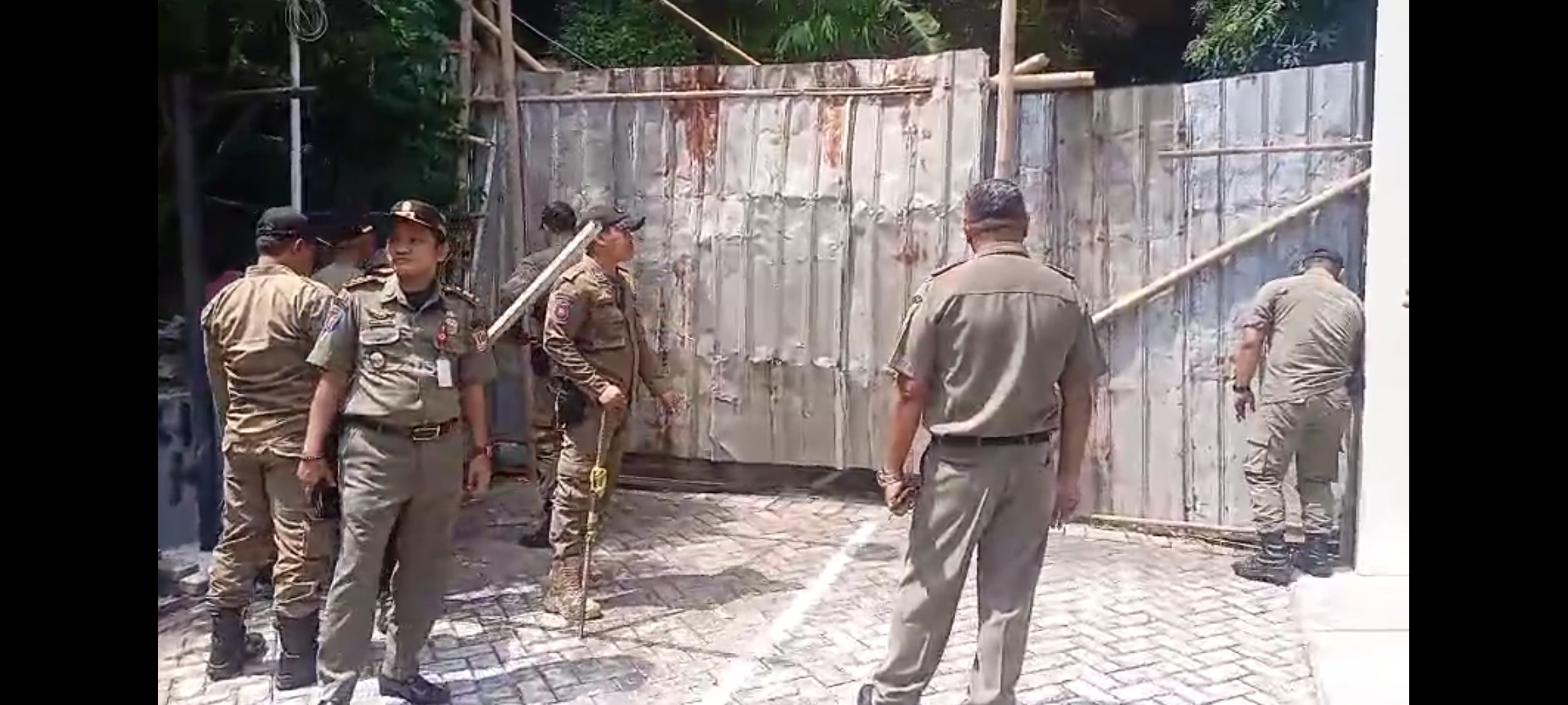 Ganggu Akses Warga, Satpol PP Bongkar Pagar Seng di tengah Jalan Perumahan Sinar Waluyo Semarang