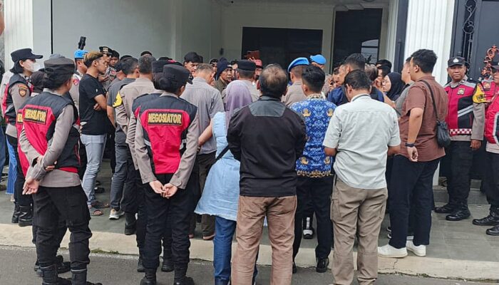 Tagih Janji Pengembalian Uang pada 30 September, Puluhan Anggota Kembali Datangi Rumah Bos Koperasi BLN