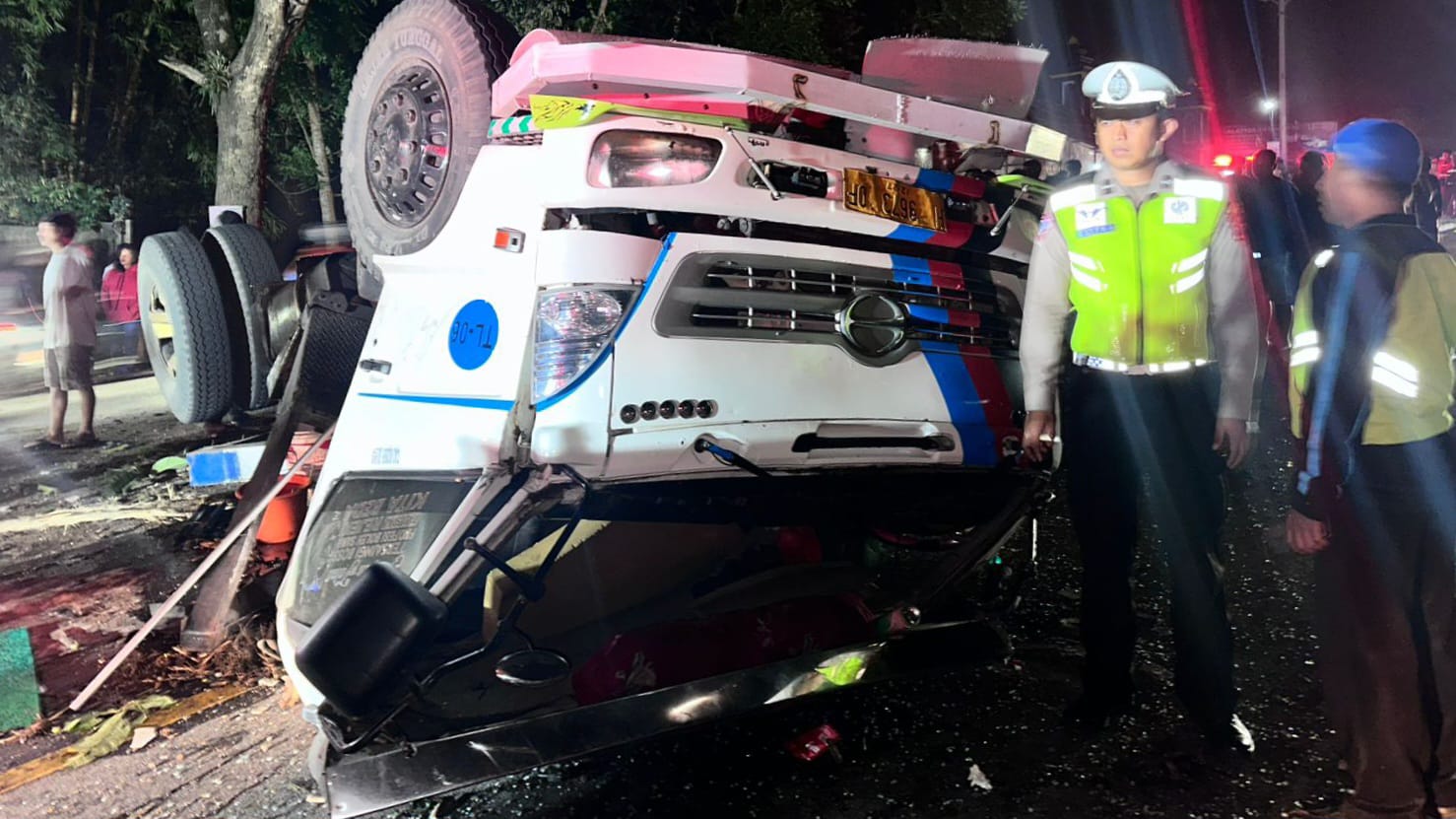 truk terguling di salatiga