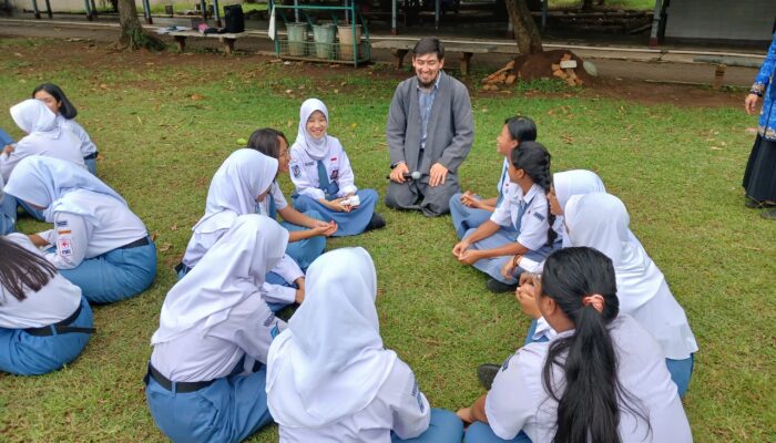Belajar Interaktif, Siswa SMAN 1 Semarang Antusias Berlatih Bahasa Inggris dengan Guru Tajikistan