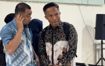 Mantan Sekretaris Daerah (Sekda) Cilacap, Awaluddin Muuri (kanan)