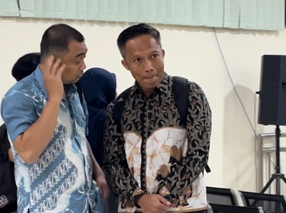 Mantan Sekretaris Daerah (Sekda) Cilacap, Awaluddin Muuri (kanan)