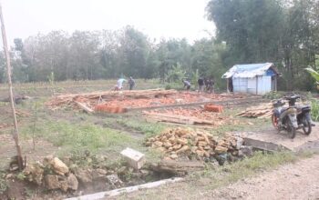 Warga gotong royong bersihkan puing-puing rumah yang roboh akibat diterjang puting beliung. (Heri/beritajateng.tv)