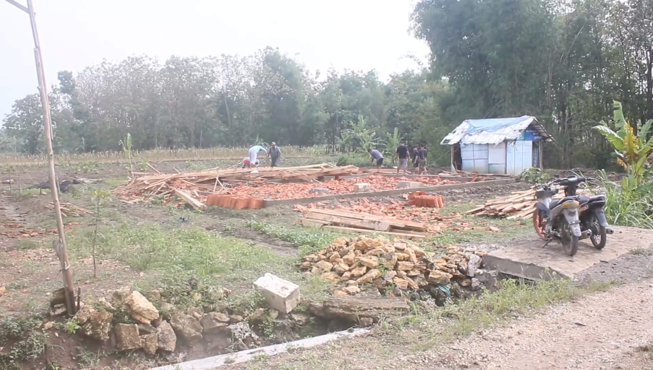 Warga gotong royong bersihkan puing-puing rumah yang roboh akibat diterjang puting beliung. (Heri/beritajateng.tv)