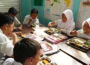 gambar siswa-siswi makan makanan bergizi gratis