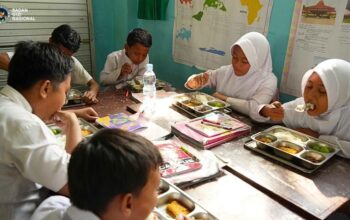 gambar siswa-siswi makan makanan bergizi gratis