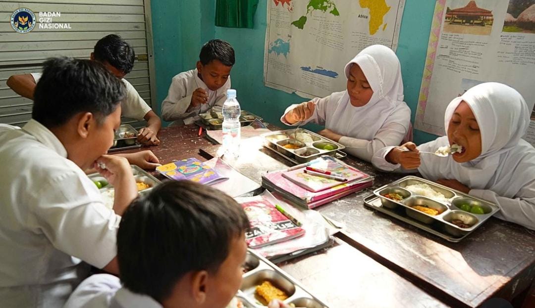 gambar siswa-siswi makan makanan bergizi gratis