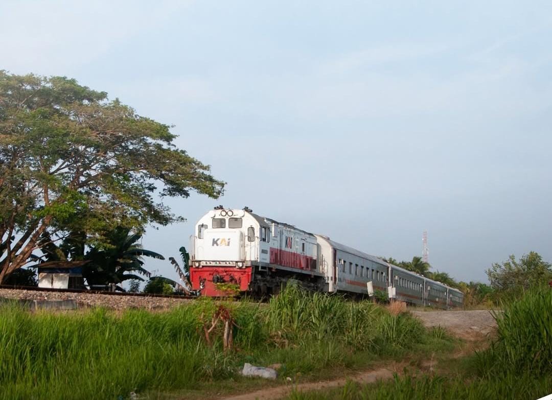 gambar ilustrasi kereta api