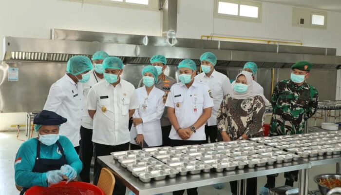 Tinjau SPPG Jebres, Ahmad Luthfi Minta Penerbitan SLHS di Jateng Dipercepat