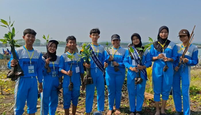 Cegah Abrasi, Pelajar di Semarang Bentengi Pesisir Pantura Jateng Lewat Tanam 3 Ribu Mangrove
