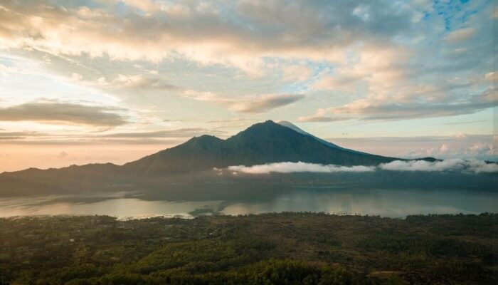 Perkiraan Cuaca Jawa Tengah Oktober 2025: Langit Didominasi Awan, Potensi Hujan Ringan Mengintai