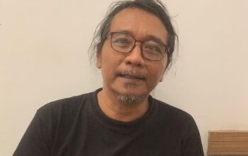 Kesit Wijanarko, kurator pameran "Ketika Api Menyala di Semarang" saat