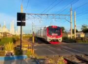 Kereta KRL melintas di perlintasan Solo Balapan saat pagi hari