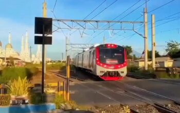 Kereta KRL melintas di perlintasan Solo Balapan saat pagi hari