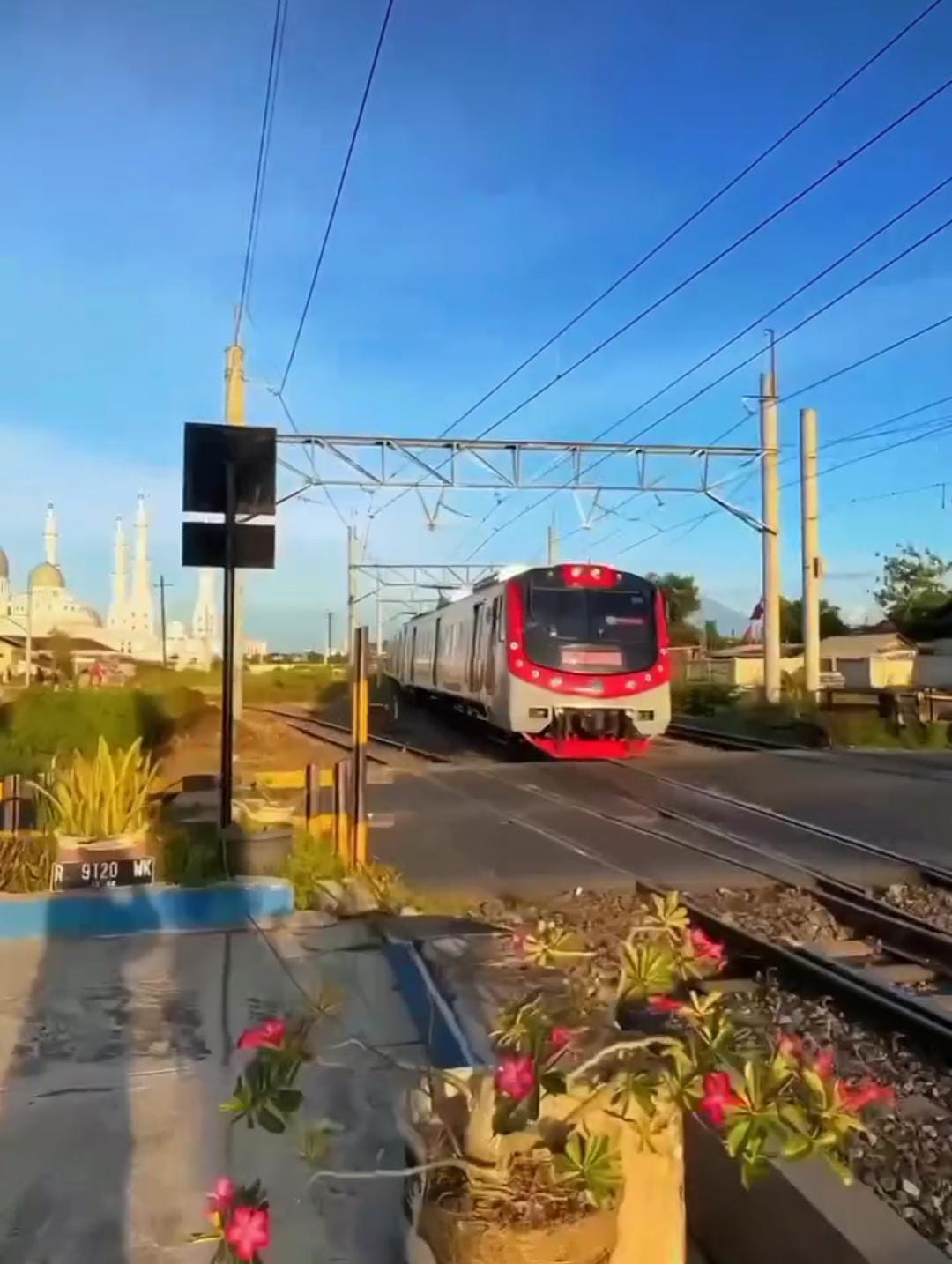 Kereta KRL melintas di perlintasan Solo Balapan saat pagi hari