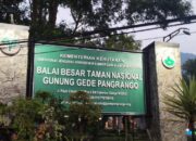 Gerbang masuk Taman Nasional Gunung Gede Pangrango Cibodas