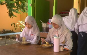 siswa jaga lingkungan sekolah