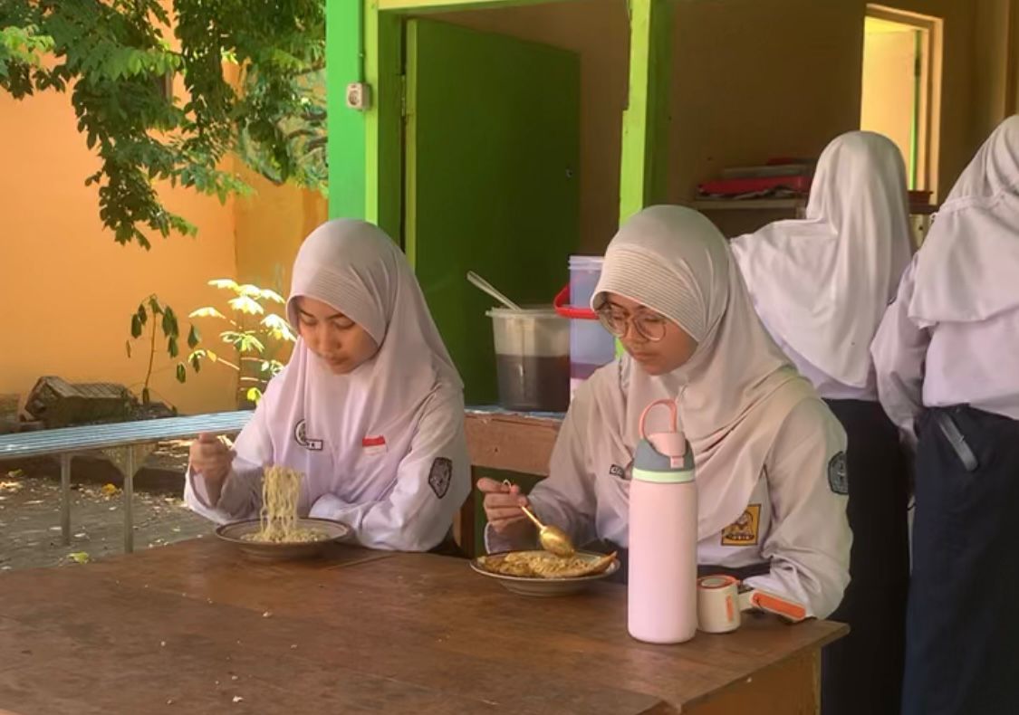 siswa jaga lingkungan sekolah