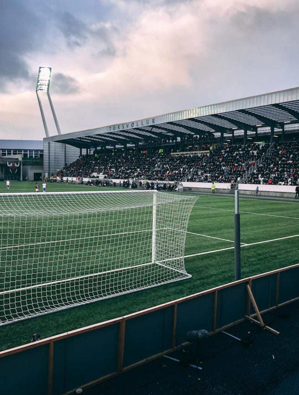 Stadion sepak bola dengan tribun penuh penonton