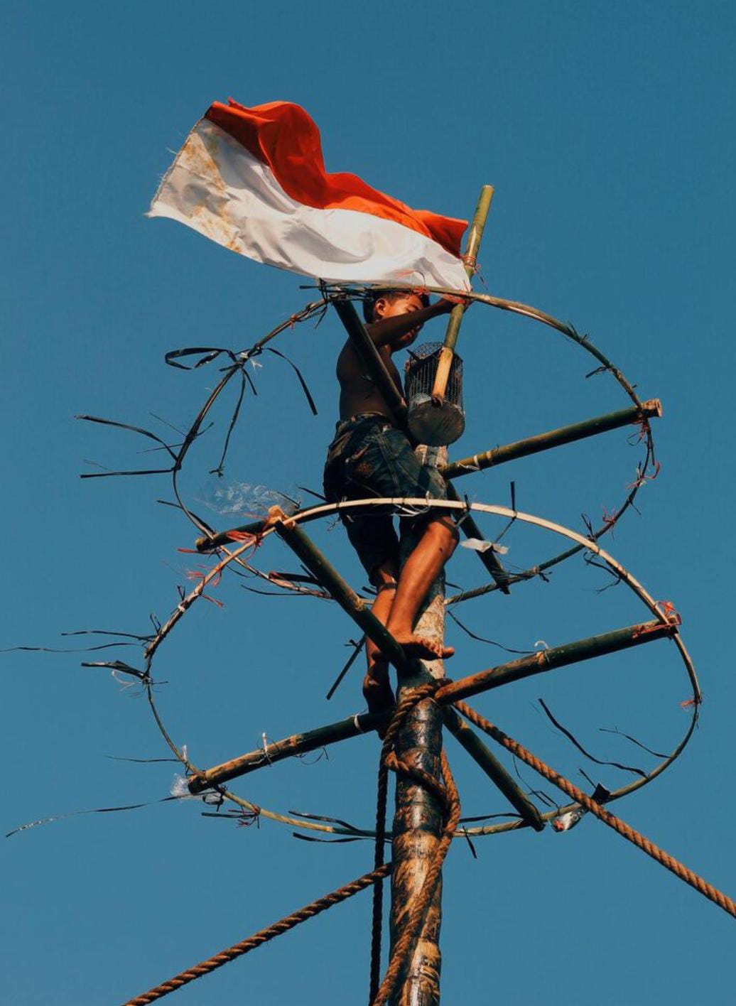 Seorang Anak Mengibarkan Bendera Merah Putih