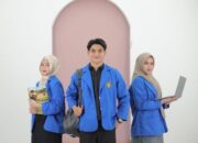 Tiga mahasiswa dengan almamater biru