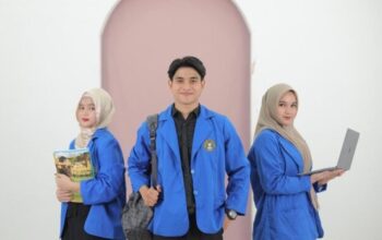 Tiga mahasiswa dengan almamater biru