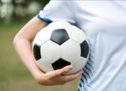 Seorang Pemain Bola Wanita Memegang Bola