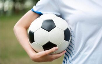 Seorang Pemain Bola Wanita Memegang Bola