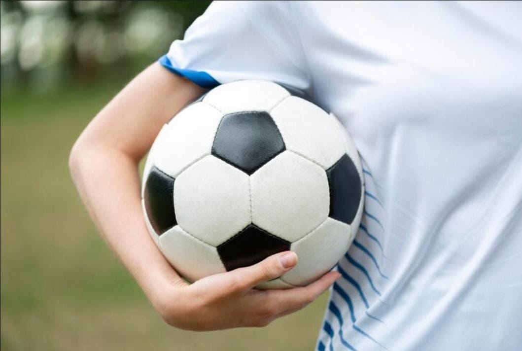 Seorang Pemain Bola Wanita Memegang Bola