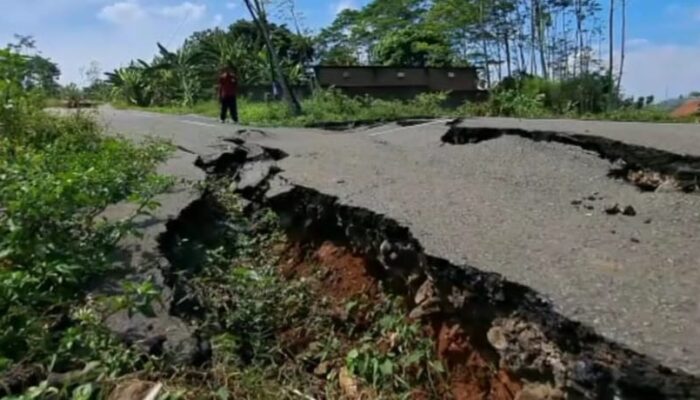 Labil dan Berbahaya, Jalan Arjuna di Ungaran Timur Ditutup Permanen