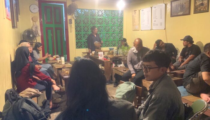 Asiknya Nongki di Bale Muktis, Ruang Interaksi Kopi dan Tembakau