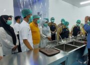 Mitra BGN untuk SPPG atau dapur MBG Siwal, Kecamatan Kaliwungu, Kabupaten Semarang menunjukkan air SPPG yang bisa langsung diminum. (Bowo Pribadi/beritajateng.tv)