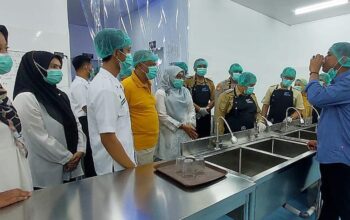 Mitra BGN untuk SPPG atau dapur MBG Siwal, Kecamatan Kaliwungu, Kabupaten Semarang menunjukkan air SPPG yang bisa langsung diminum. (Bowo Pribadi/beritajateng.tv)