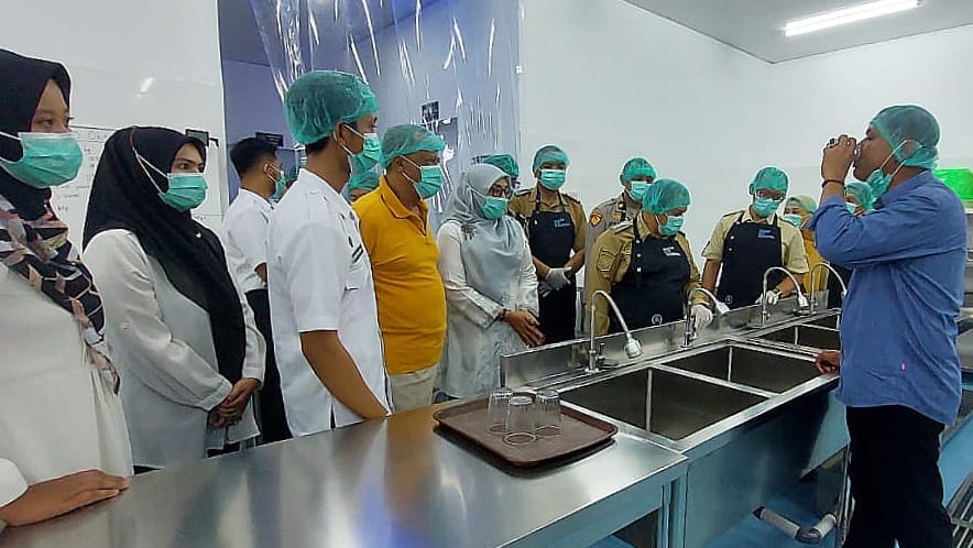Mitra BGN untuk SPPG atau dapur MBG Siwal, Kecamatan Kaliwungu, Kabupaten Semarang menunjukkan air SPPG yang bisa langsung diminum. (Bowo Pribadi/beritajateng.tv)