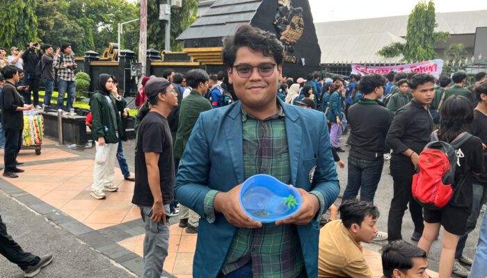 Bawa Dua Kura-kura Bernama ‘Prabowo Gibran’ saat Unjuk Rasa, BEM Undip: Keduanya Lambat, Gak Bisa Apa-apa