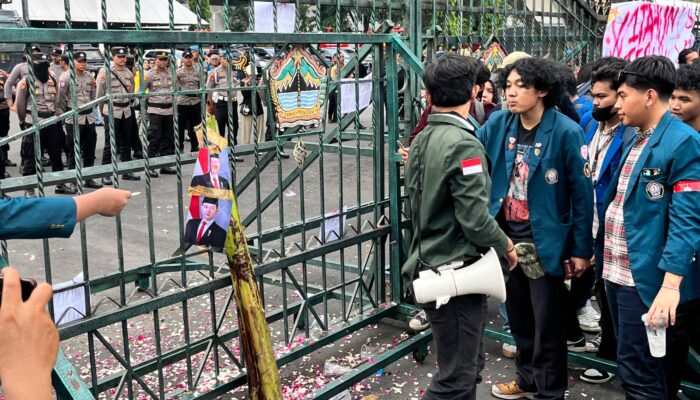 Satu Tahun Kinerja Prabowo-Gibran, Mahasiswa di Semarang Kritik MBG hingga Tuntut Reshuffle Menteri
