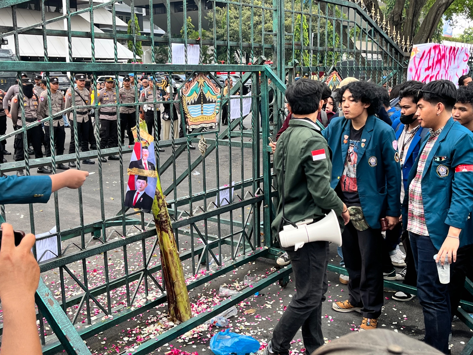 unjuk rasa demo undip semarang