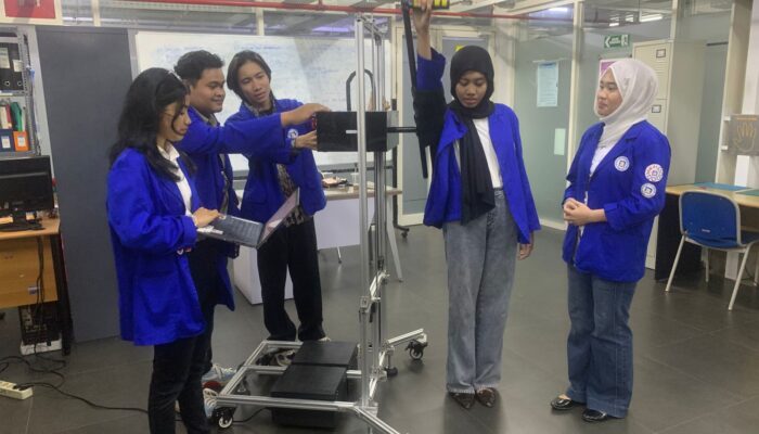 Kasus Stroke Serang Anak Muda Meningkat, Mahasiswa Udinus Bantu Pasien Pasca-Stroke Lewat Alat SWOR