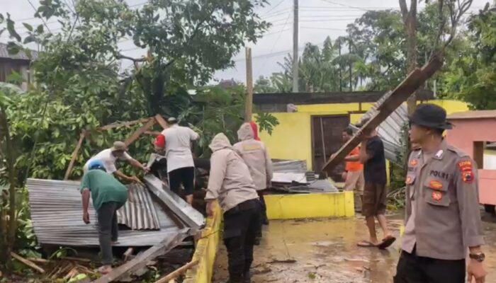 Diterpa Hujan Disertai Angin Kencang, Delapan Rumah di Salatiga Rusak