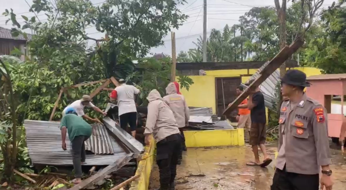 rumah warga salatiga rusak