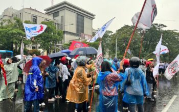 demo menuntut kenaikan UMP