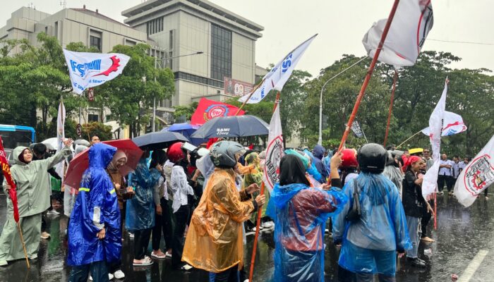 Unjuk Rasa di Tengah Hujan, Ratusan Buruh Minta ke Ahmad Luthfi Naikkan UMP 10,5 Persen